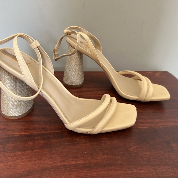 Sam Edelman Kia sandals in porcelain color pre owned excellent condition. 9.5 - Picture 4 of 9